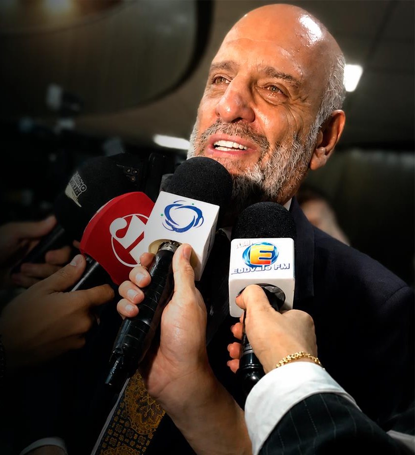 Cesar Romão concedendo entrevista à imprensa